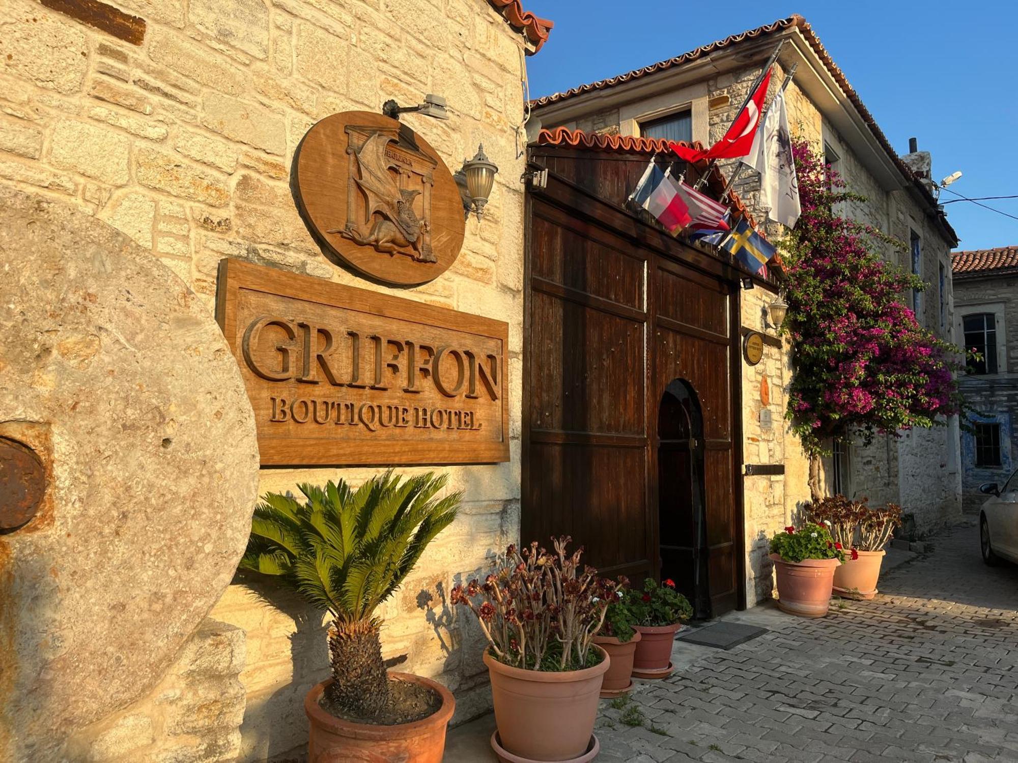 Griffon Hotel Yenifoca Exterior photo